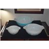 Image 3 : VINTAGE PYREX AMISH BUTTERPRINT CINDERELLA MIXING BOWLS IN TURQUOISE & WHITE (3 PCS)