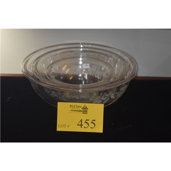 VINTAGE PYREX CLEAR GLASS MIXING BOWLS IN THE "COLONIAL MIST" PATTERN FEATURING WHITE DAISES (3 PCS)