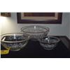 Image 2 : VINTAGE PYREX CLEAR GLASS MIXING BOWLS IN THE "COLONIAL MIST" PATTERN FEATURING WHITE DAISES (3 PCS)