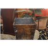 Image 2 : LARGE ANTIQUE CHINESE WOODEN BUCKET