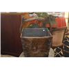 Image 4 : LARGE ANTIQUE CHINESE WOODEN BUCKET