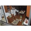 Image 59 : 11 ROOM VICTORIAN DOLLHOUSE: FULLY FURNISHED ON LAZY SUSAN STYLE BASE (BASE: 55 1/2" X 32 1/4")