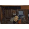 Image 5 : VINTAGE RUSTIC DIORAMA/SHADOW BOX OF A PRIMITIVE CABIN