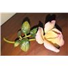 Image 3 : Porcelain Floral Decorative Set with Yellow and Pink Roses