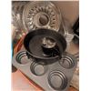 Image 4 : Bakeware and Kitchenware Set, Includes Molds, Pans, and Containers