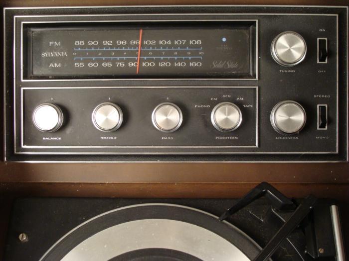 Sylvania Vintage Hi Fi Radio Record Player Wood Cabinet