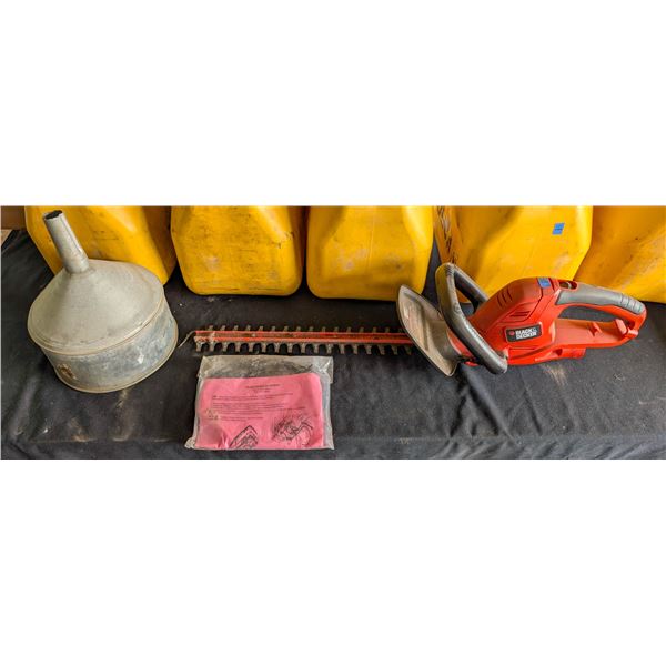 *OFFSITE BLACK AND DECKER HEDGE TRIMMER SOLD WITH