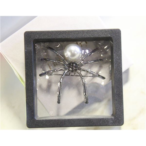 GREY F. PEARL SIDER BROOCH