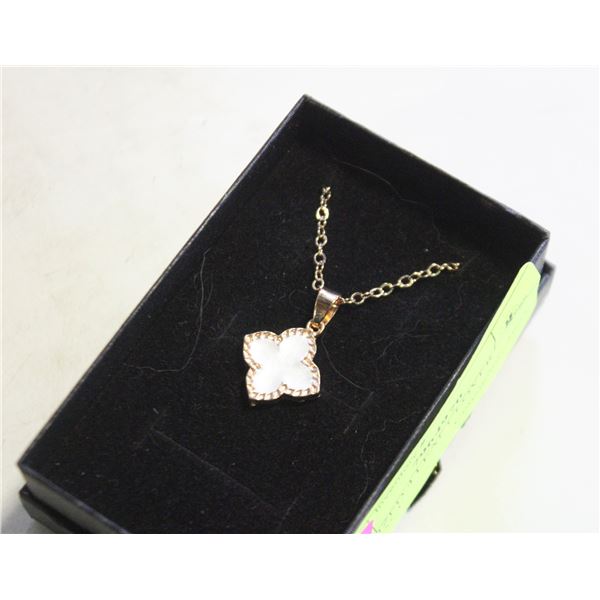 PEARLIZED 4 LEAF CLOVER NECKLACE