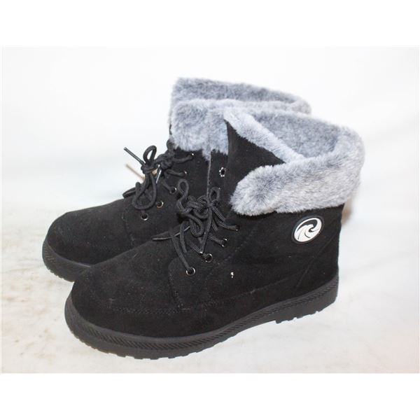 SIZE 7 WOMENS BLACK FAUX FUR WINTER BOOTS