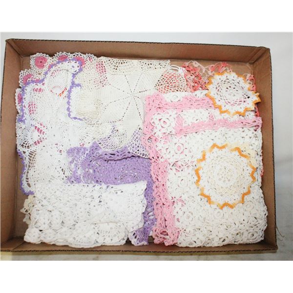 15 PECES VTG. HANDMADE CROCHET DOLIES