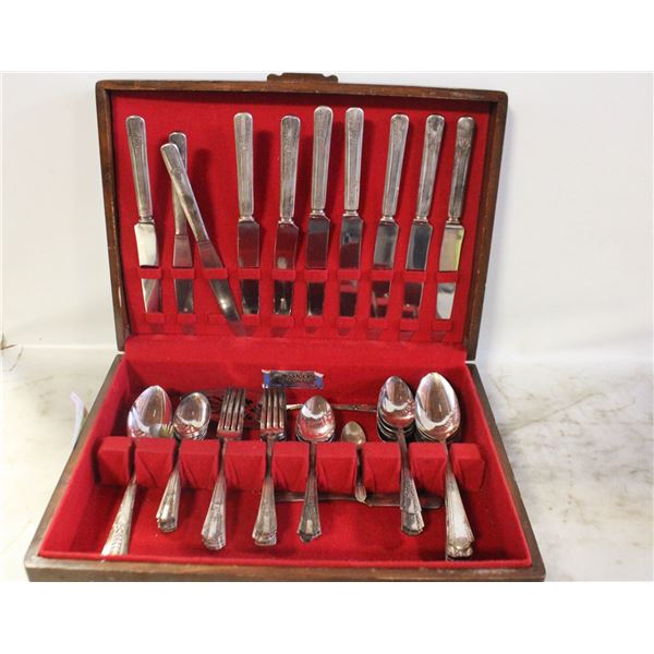 BOX OF VINTAGE FLATWARE