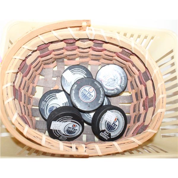 BASKET W HOCKEY PUCKS