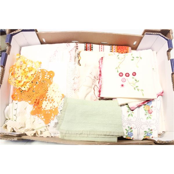 VINTAGE TABLE CLOTHS /NAPKINS/PLACEMATS