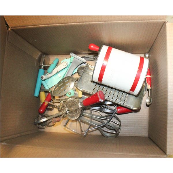 LOT OF VINTAGE KITCHEN UTENSILS