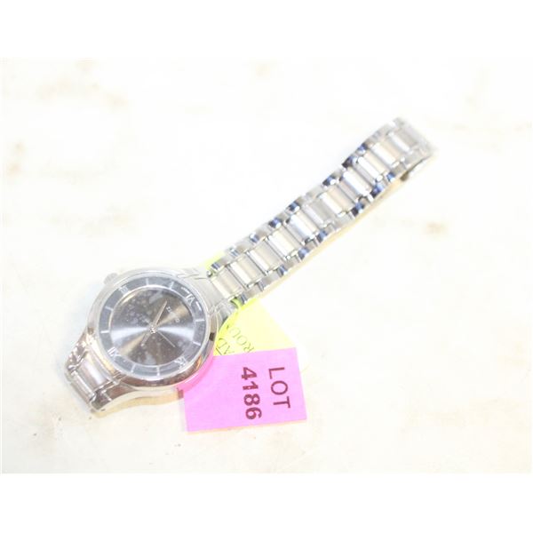 LADIES QUARTZ WATCH WITH ROUND FACE AND