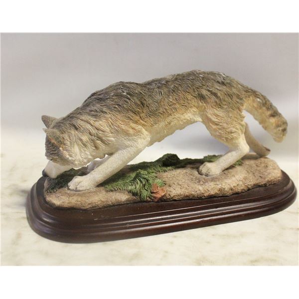 COLLECTICBLE WOLF STATUE