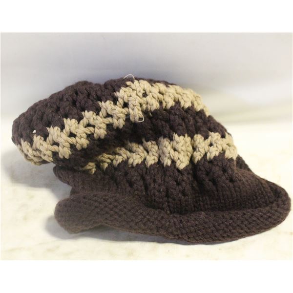 CROCHETED BEANIE WITH POP