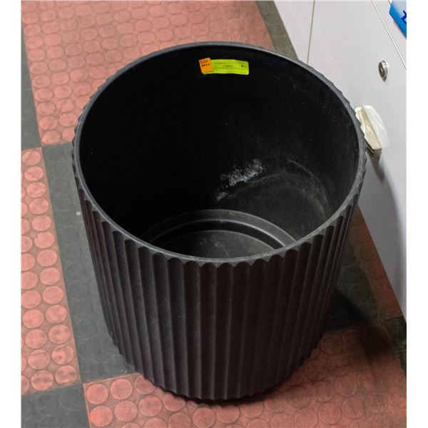 VERADEK DEMI PLANTER BLACK - 15 X 15 X 16"