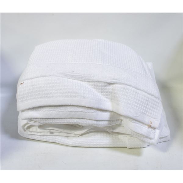2 PACK OF WELHOME CUBED BATH TOWEL WHITE 29 X 58"