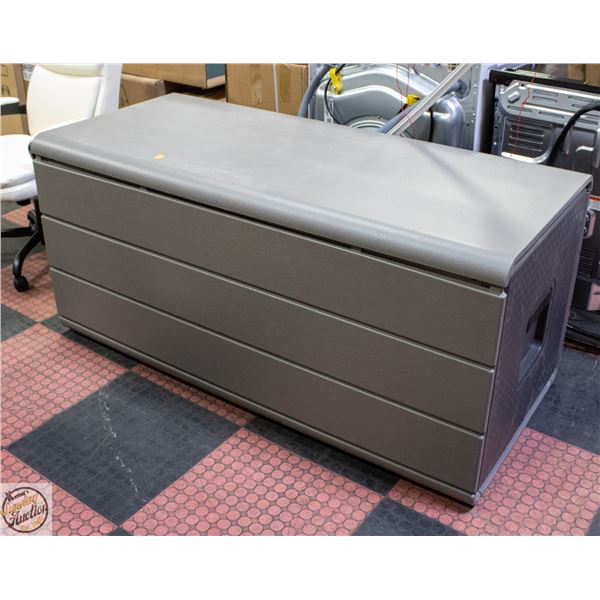 PATIO STORAGE BOX 28.5"X28"X62"(MISSING 1 BRACKET)
