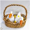 Image 1 : BASKET OF VINTAGE GEESE + 3 GOOSLINGS PLASTIC