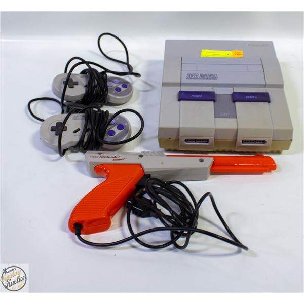 SUPER NINTENDO, 2 CONTROLLERS & ZAPPER