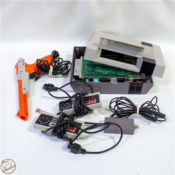 NINTENDO, ZAPPER, 2 CONTROLLERS AND