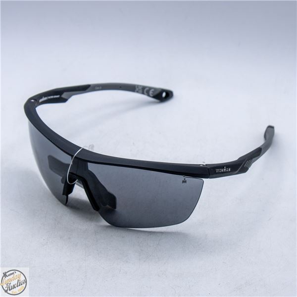 PAIR OF FOSTER GRANT SUNGLASSES
