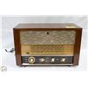 Image 1 : ANTIQUE PYE RADIO