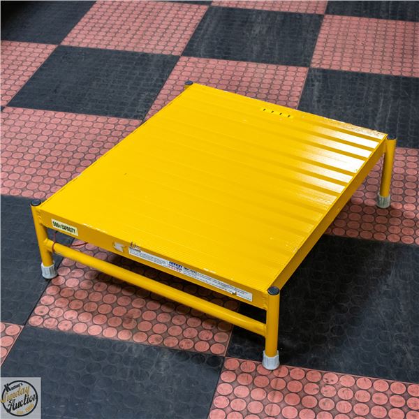TRI ARC COMMERCIAL PLATFORM STAND / STEP