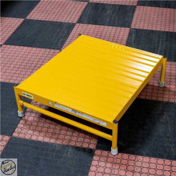 TRI ARC COMMERCIAL PLATFORM STAND / STEP