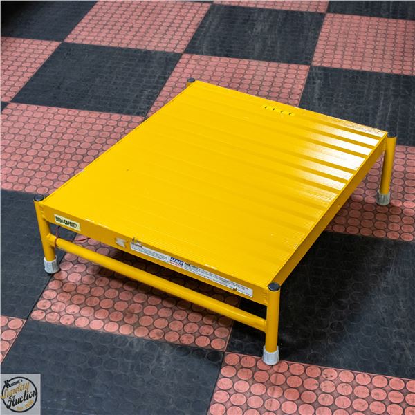 TRI ARC COMMERCIAL PLATFORM STAND / STEP