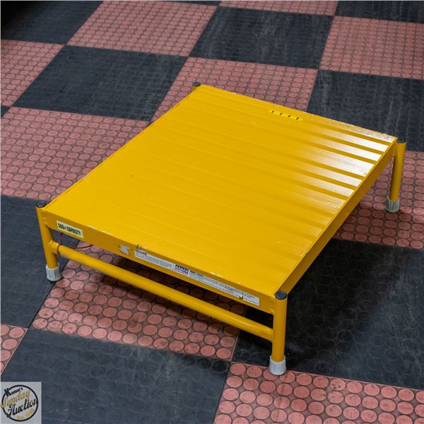 TRI ARC COMMERCIAL PLATFORM STAND / STEP