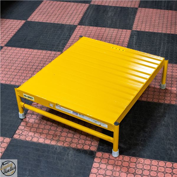 TRI ARC COMMERCIAL PLATFORM STAND / STEP