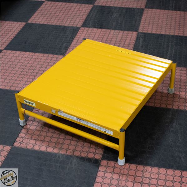 TRI ARC COMMERCIAL PLATFORM STAND / STEP