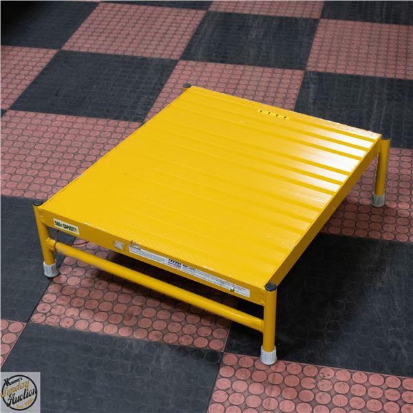 TRI ARC COMMERCIAL PLATFORM STAND / STEP