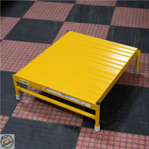 TRI ARC COMMERCIAL PLATFORM STAND / STEP