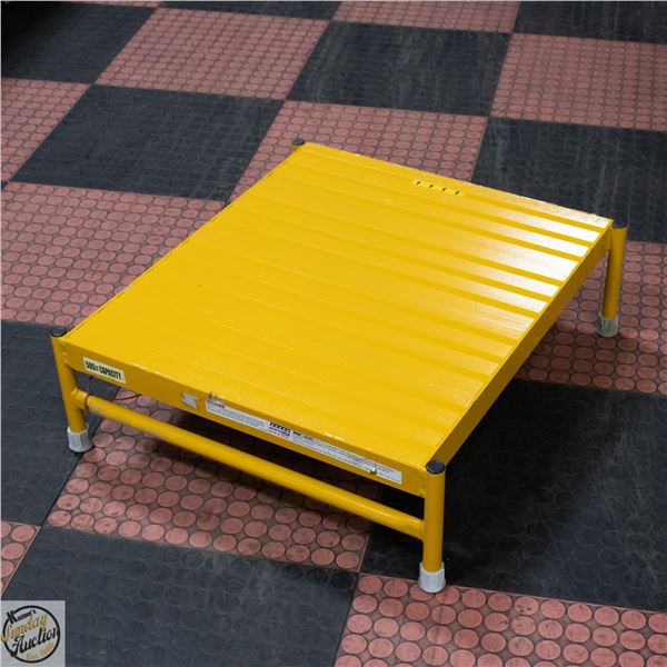 TRI ARC COMMERCIAL PLATFORM STAND / STEP