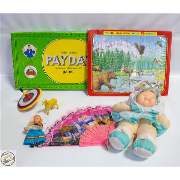 FLAT OF VINTAGE COLLECTABLES