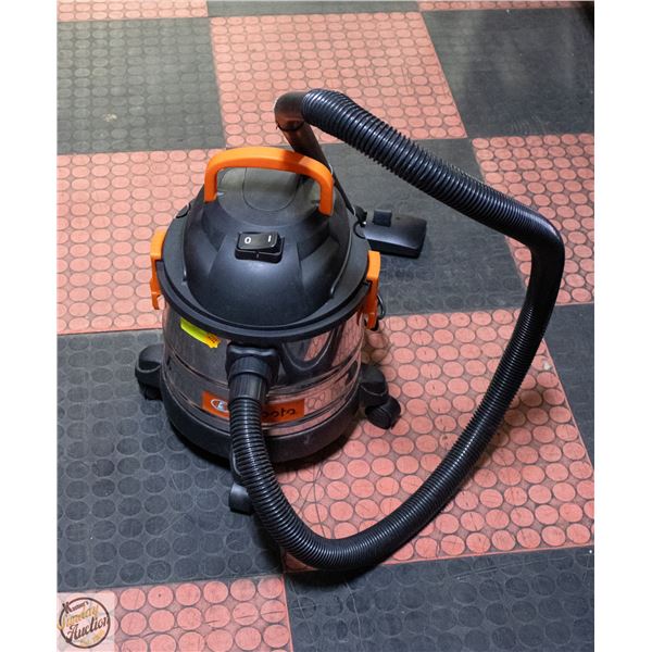 4 GALLON KUBOTA WET/DRY VACUUM