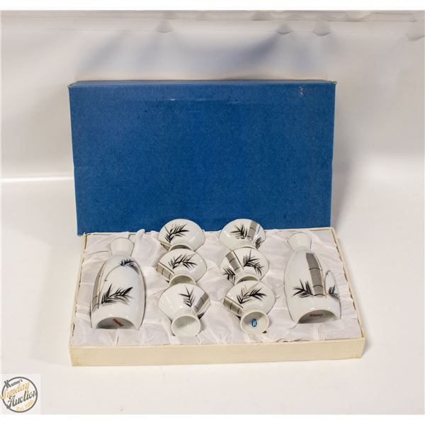 VINTAGE JAPANESE PORCELAIN SAKI SET