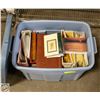 Image 1 : RUBBERMAID TOTE W/ EMPTY PHOTO ALBUMS