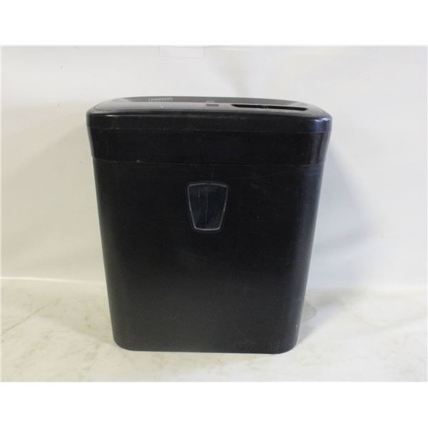 STAPLES PAPER SHREDDER