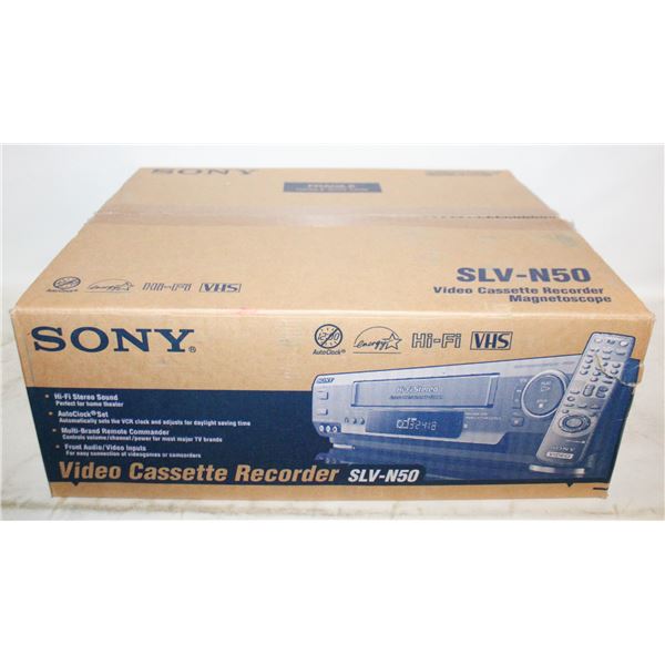 SONY VHS PLAYER RECORDER W BOX