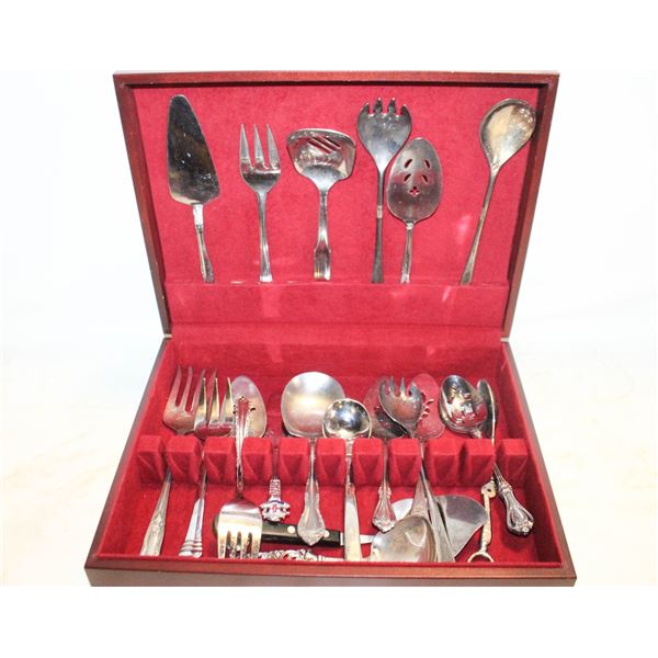 VINTAGE 20-PIECES LARGER SILVERWARE