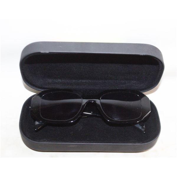 KITS RUNWAY SUN MODEL & CASE FEATURING