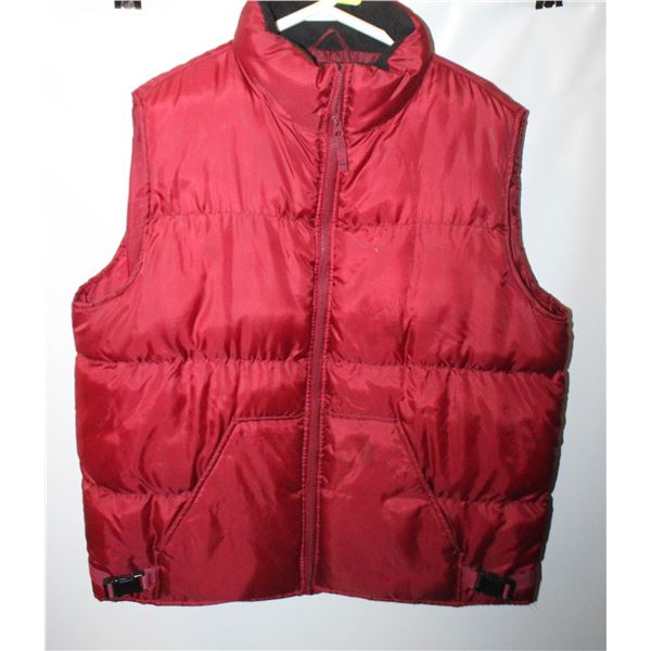 RED PUFFER VEST MENS SIZE LARGE SOUTHERN MENS WEAR