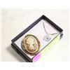 Image 1 : BOX CRYSTAL GOLDTONE NECK. & GOLDTONE