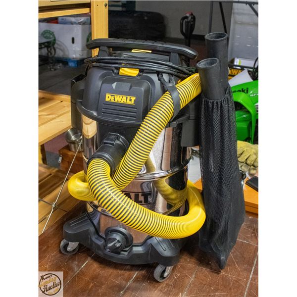 DEWALT 8 GALLON SHOP VAC WITH ACCESSORIES & BAG